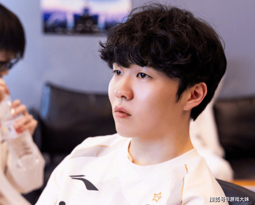 开云-Rookie在RNG比赛中高光表现，逆转引发热议！的简单介绍